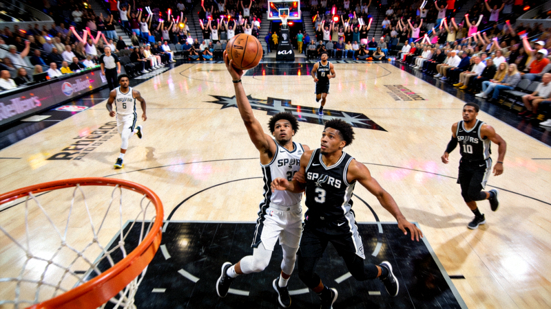 NBA季后赛激烈对抗瞬间，展现黑马球队战术执行力的比赛画面